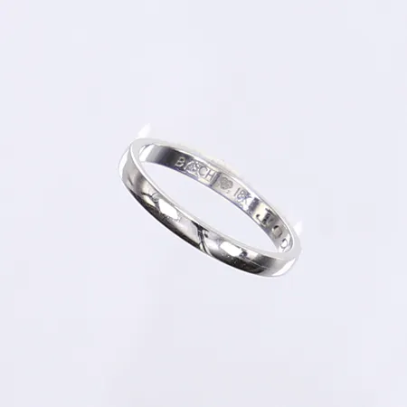 Ring, slät, stl 14¾, bredd 2mm, gravyr, vitguld 18K Vikt: 1,6 g