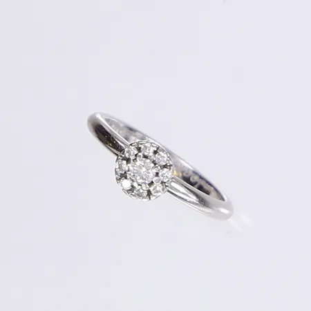 Ring med diamanter totalt 0,15ctv enl. gravyr, stl 14¾, bredd 2-6mm, gravyr, vitguld 18K Vikt: 2,7 g