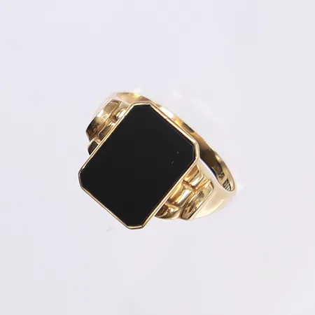 Klackring med svart sten, stl 22, bredd 2-16mm, gravyr, 18K Vikt: 5,2 g