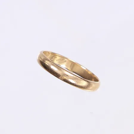 Ring, slät, stl 21¼, bredd 4mm, gravyr, 18K Vikt: 4,2 g