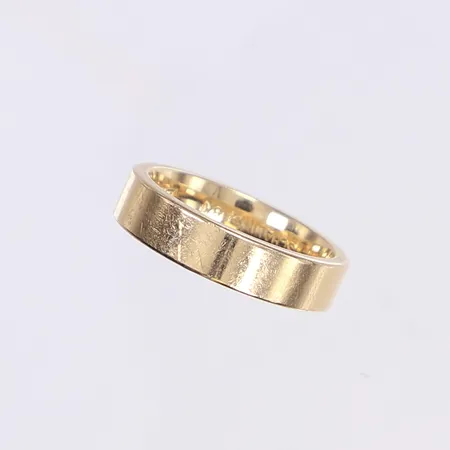 Ring, slät, stl 18, bredd 5mm, gravyr, 18K Vikt: 8,5 g
