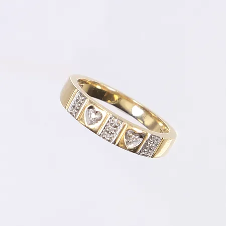 Ring med diamanter totalt ca 0,05ctv, stl 18, bredd 3-4mm, slitage, 18K Vikt: 5 g