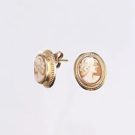 Ett par örhängen med camé, 13x11mm, något buckliga, 18K Bruttovikt: 1,5g Vikt: 1,5 g