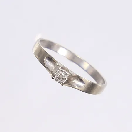 Ring med diamant 1 x ca 0,01ct, stl 18, bredd 2-3mm, vitguld 18K Vikt: 1,7 g