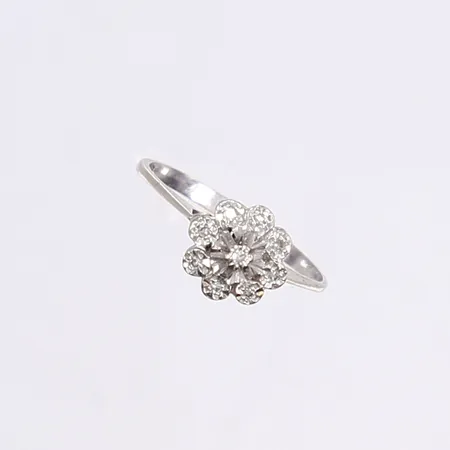 Ring med diamanter totalt 0,05ctv enl. gravyr, stl 17, bredd 2-8mm, slitage, vitguld 18K Vikt: 2,1 g