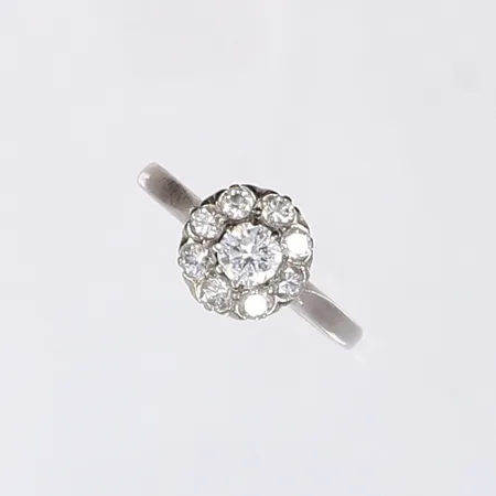 Ring med diamanter 1x ca 0,23ct, 8x ca 0,04ct, stl 16¾, bredd 2-9mm, smärre slitage, något ojämna fattningar, vitguld 18K Vikt: 2,9 g