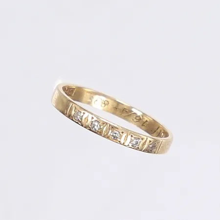 Ring med diamanter totalt 0,05ctv, stl 17¼, bredd 2,5mm, gravyr, 18K Vikt: 2 g