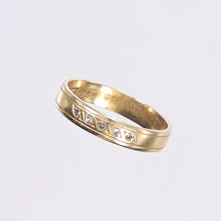 Ring med diamanter totalt 0,05ctv, stl 17¼, bredd 3,5mm, gravyr, 18K Vikt: 2,8 g