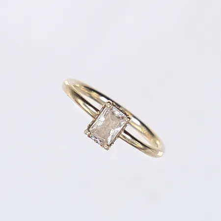 Ring med vit sten, stl 16¾, bredd 2-7mm, 9K Vikt: 2,1 g