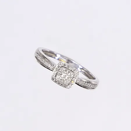 Ring med diamanter totalt ca 0,25ctv, stl 16½, bredd 1,5-6mm, vitguld 18K Vikt: 2,4 g