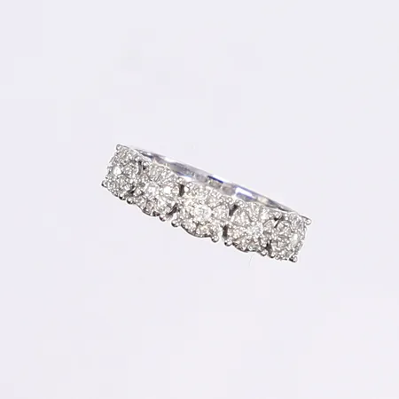 Ring med diamanter totalt ca 0,25ctv, stl 16¼, bredd 3-4mm, vitguld 18K Vikt: 2,7 g