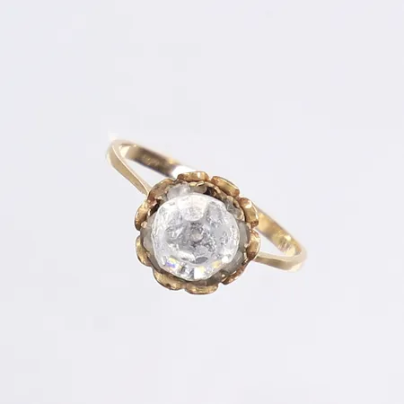 Ring med vit sten, defekt, 18K Bruttovikt: 2,8g Vikt: 2,8 g