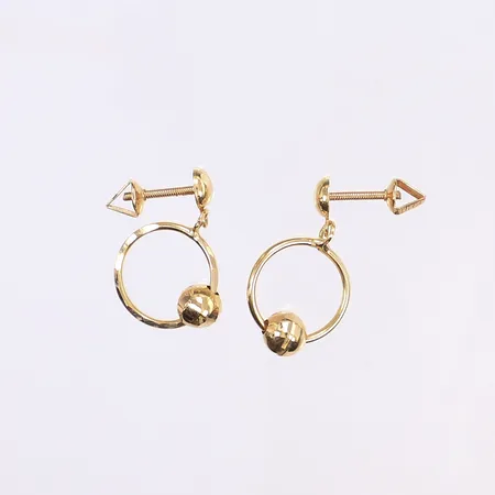 Ett par örhängen, höjd 27mm, bredd 14mm, skruvlås, 21K Vikt: 2 g