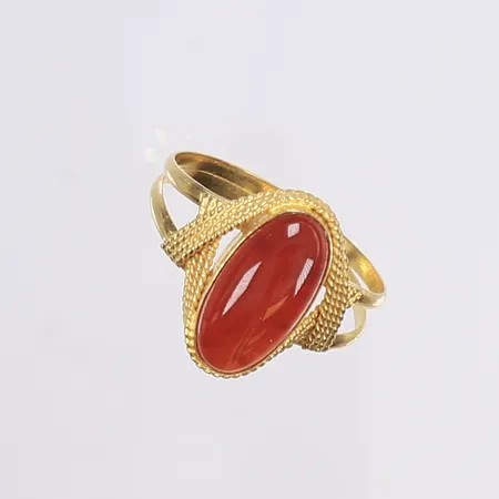 Ring med brun plast-sten, stl 18¾, bredd 3-16mm, 18K Bruttovikt: 3g Vikt: 3 g