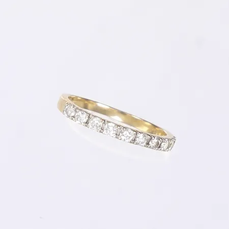 Halvalliansring med diamanter 10x ca 0,04ct totalt ca 0,40ctv, stl 16½, bredd 1,5-2,5mm, 18K Vikt: 1,7 g