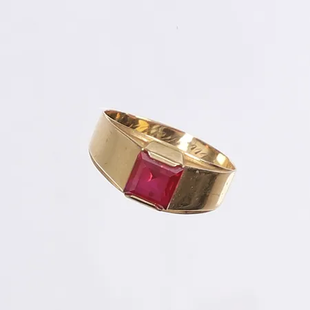 Ring med röd sten, stl 18, bredd 4-8mm, gravyr, slitage, 18K Vikt: 2,4 g