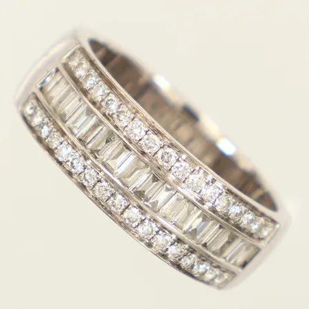 Ring, diamanter 34xca0,01ct, 18xca0,03ct baguetteslipade, stl 19½. bredd 6,8-7,4mm, vitguld, GHA, 18K Vikt: 8,4 g
