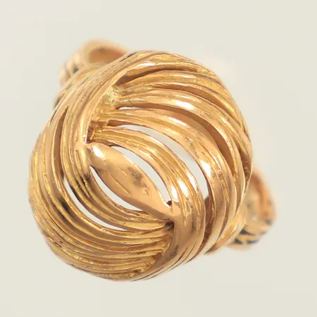 Ring, genombruten dekor, stl 16½, bredd ca 3-18mm, skev, repig, 18K Vikt: 7 g