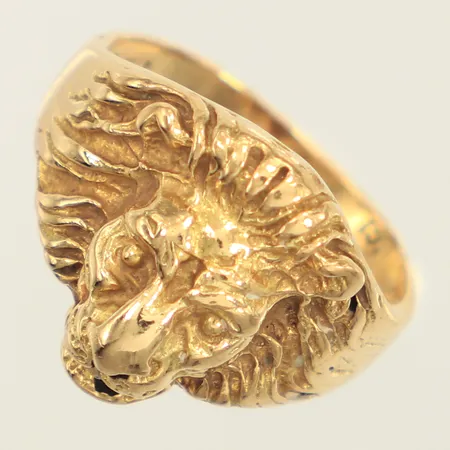 Ring lejon, stl 17½, bredd 2,1-15,6mm, skev i skena, 18K Vikt: 7,4 g