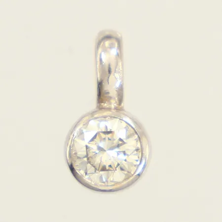 Hänge med diamant ca 0,21ct, längd 9mm inklusive ögla, bredd 5mm, vitguld, ostämplad, 18K  Vikt: 0,6 g