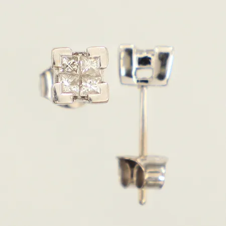 Ett par örhängen med prinsesslipade diamanter 8x ca 0,05ct, bredd 5,3mm, GHA, vitguld, 18K Vikt: 1,8 g