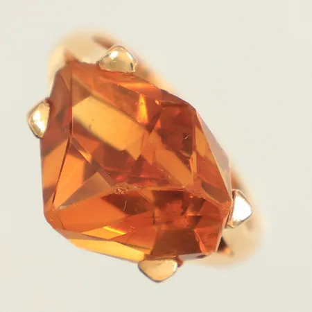 Ring, orange sten, skadad, stl 18, bredd 5,4-12,3mm, Hellström & Åhrling Ab , år 1965, 18K  Vikt: 8,5 g