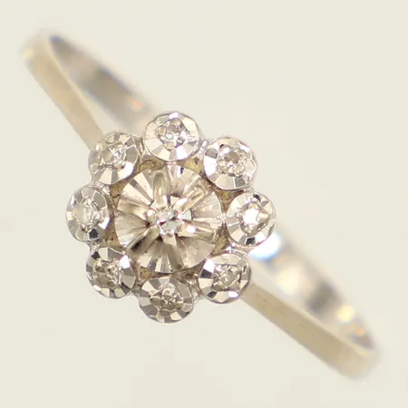 Ring, diamanter 9xca0,005ct, stl 19½, bredd 1,6-8,7mm, vitguld 18K Vikt: 1,9 g
