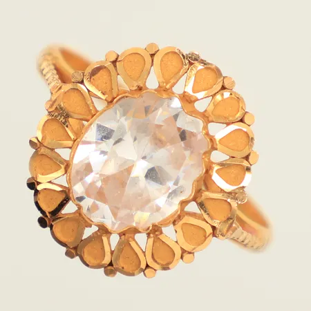 Ring med vit sten, stl 18, bredd ca 16mm, sliten sten, 21K Vikt: 3,1 g