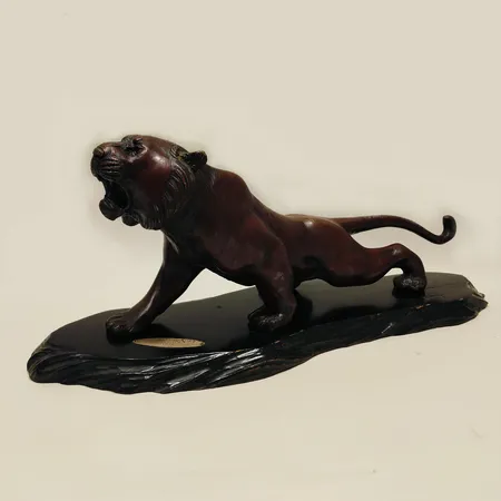 Skulptur tiger, brons, längd ca 45cm, höjd ca 20cm, bredd ca 13cm, Japan, träsockel, graverad platta 