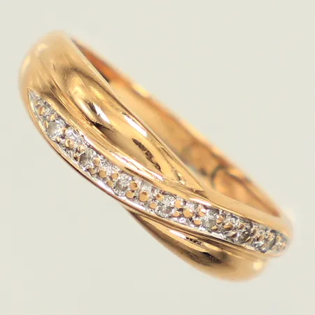Ring, diamanter 7xca0,01ct, stl 16¾, bredd 1,7-4,9mm, GHA, 18K Vikt: 1,9 g