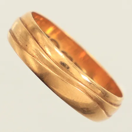Ring, stl 21½, bredd 5,9mm, gravyr, 18K Vikt: 5,2 g