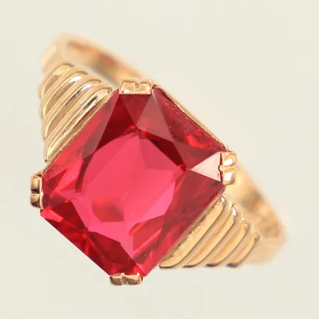 Ring, rubin, stl 18½, bredd 1,7-11,2mm, något skev skena, 18K Vikt: 3,4 g