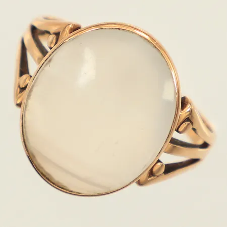 Ring, vit agat, stl 19¼, bredd 2,5-18,6mm, finska stämplar, något skev skena, 14K Vikt: 5,8 g