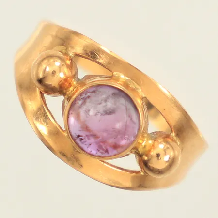 Ring, cabochonslipad ametist, stl 16, bredd 1,7-8,9mm, 18K Vikt: 1,8 g