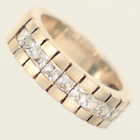 Ring, vita stenar, stl 17, bredd 5,9mm, silver 925/1000 Vikt: 5,9 g