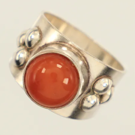 Ring, kalcedon, stl 17¾, bredd 7,3-13,1mm, silver Vikt: 5,5 g