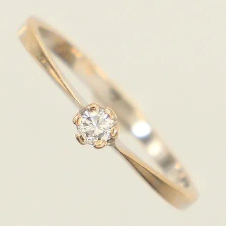 Ring, diamant ca0,05ct, stl 17, bredd1,5-3,4mm, vitguld, behov av omrodiering, 18K Vikt: 1,4 g