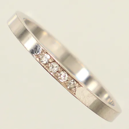 Ring, diamanter 4xca0,01ct, stl 16½, bredd 1,6-2,6mm, vitguld, 18K Vikt: 1,9 g