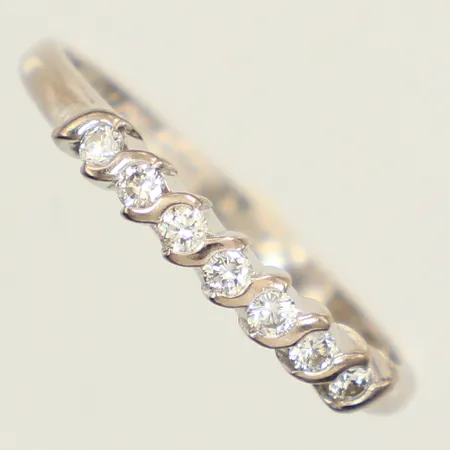 Ring, diamanter 7xca0,02ct, stl 1,4-2,5mm, bredd 1,4-2,6mm, vitguld, gravyr, 18K  Vikt: 1,7 g