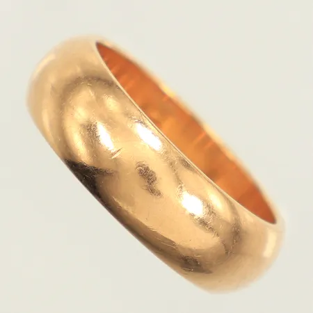Ring, stl 19½, bredd 7mm, gravyr, 18K Vikt: 12,6 g