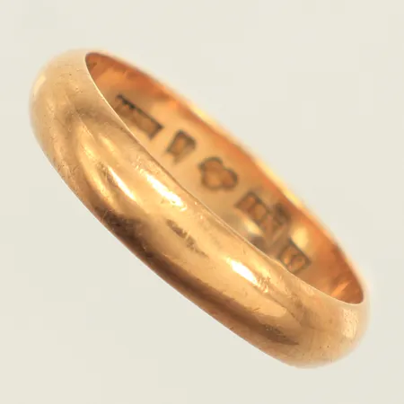 Ring, stl 19¼, bredd 4,3mm, gravyr, 18K  Vikt: 4,7 g