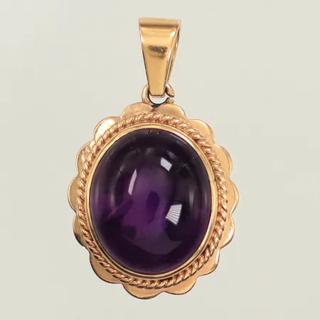 Hänge, cabochonslipad ametist. längd 24mm, bredd 14,4mm, 14K  Vikt: 3,6 g