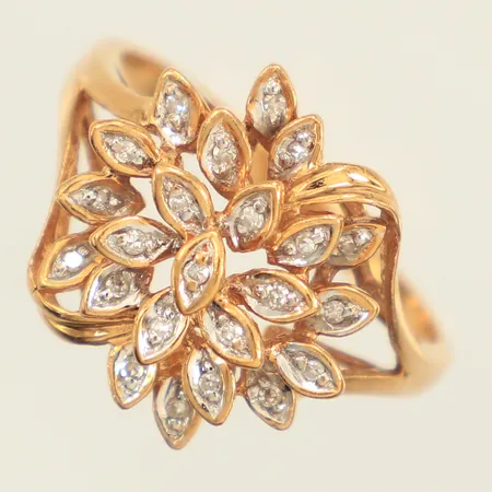 Ring, diamanter 22xca0,005ct, stl 16¾, bredd 1,7-15,1mm, 18K Vikt: 3,8 g