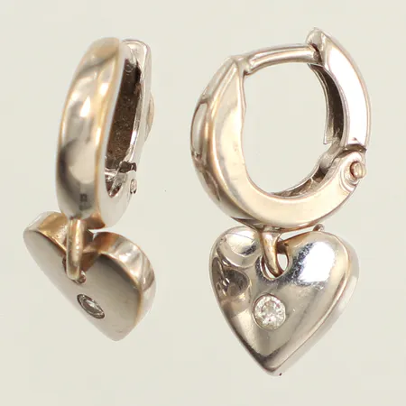 Ett par örhängen, vita stenar, längd 19,2mm, bredd 2,5-8,5mm, vitguld, 18K Vikt: 3,9 g