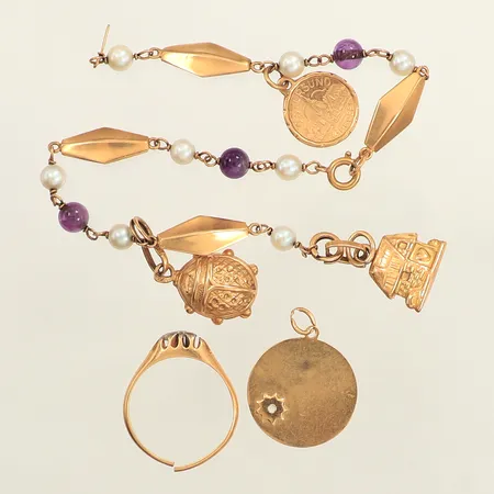 Ett armband, defekt, en ring, defekt, ett hänge, gravyr, defekt, 18K Vikt: 11,9 g
