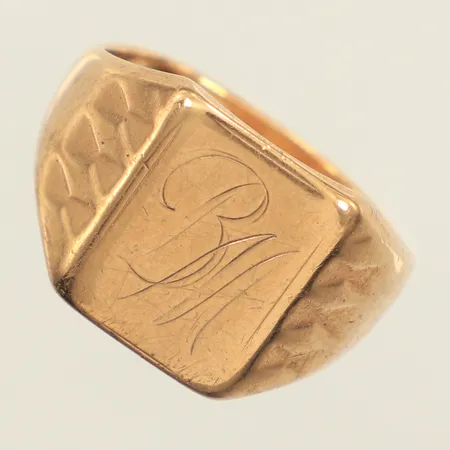 Klackring, stl 18¾, bredd 14,4mm, monogramgravyr, 9K  Vikt: 7,2 g