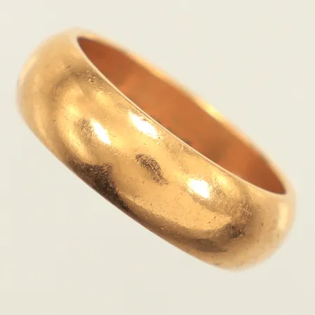 Ring, stl 20, bredd 7mm, gravyr, BÖS, 18K  Vikt: 13,1 g
