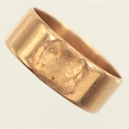 Ring, stl 18¼, bredd 7,8mm, limrester, gravyr, 8K Vikt: 3,7 g