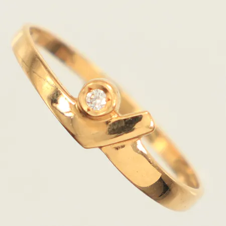 Ring vit sten, stl ca 18, bredd 5,2mm, skev, 18K  Vikt: 1 g