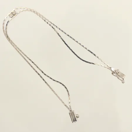 Armband, längd 18cm, bredd ca 4,7mm, vita stenar, skev, 835/1000 silver  Vikt: 3,7 g